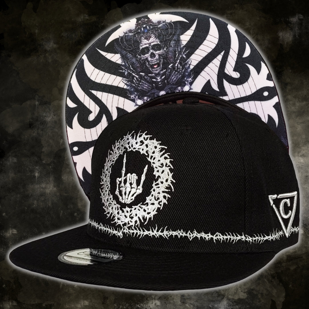 Tribal Skull Snapback – Schwarz/Stacheldraht