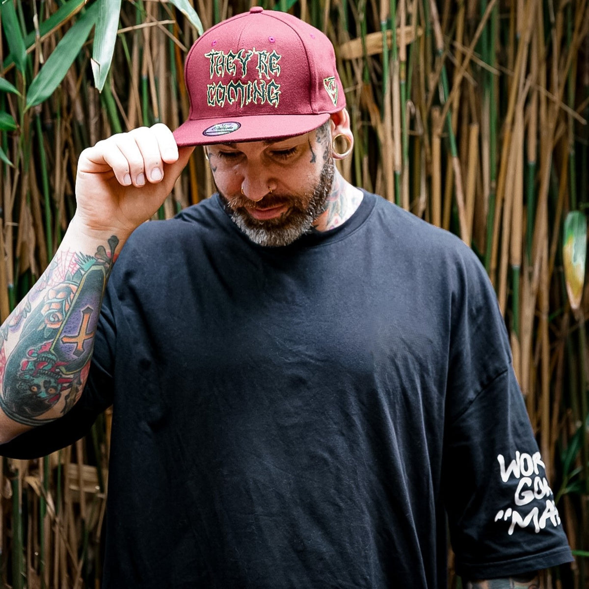 They're Coming Snapback - filcowa czapka w kolorze rdzawoczerwonym