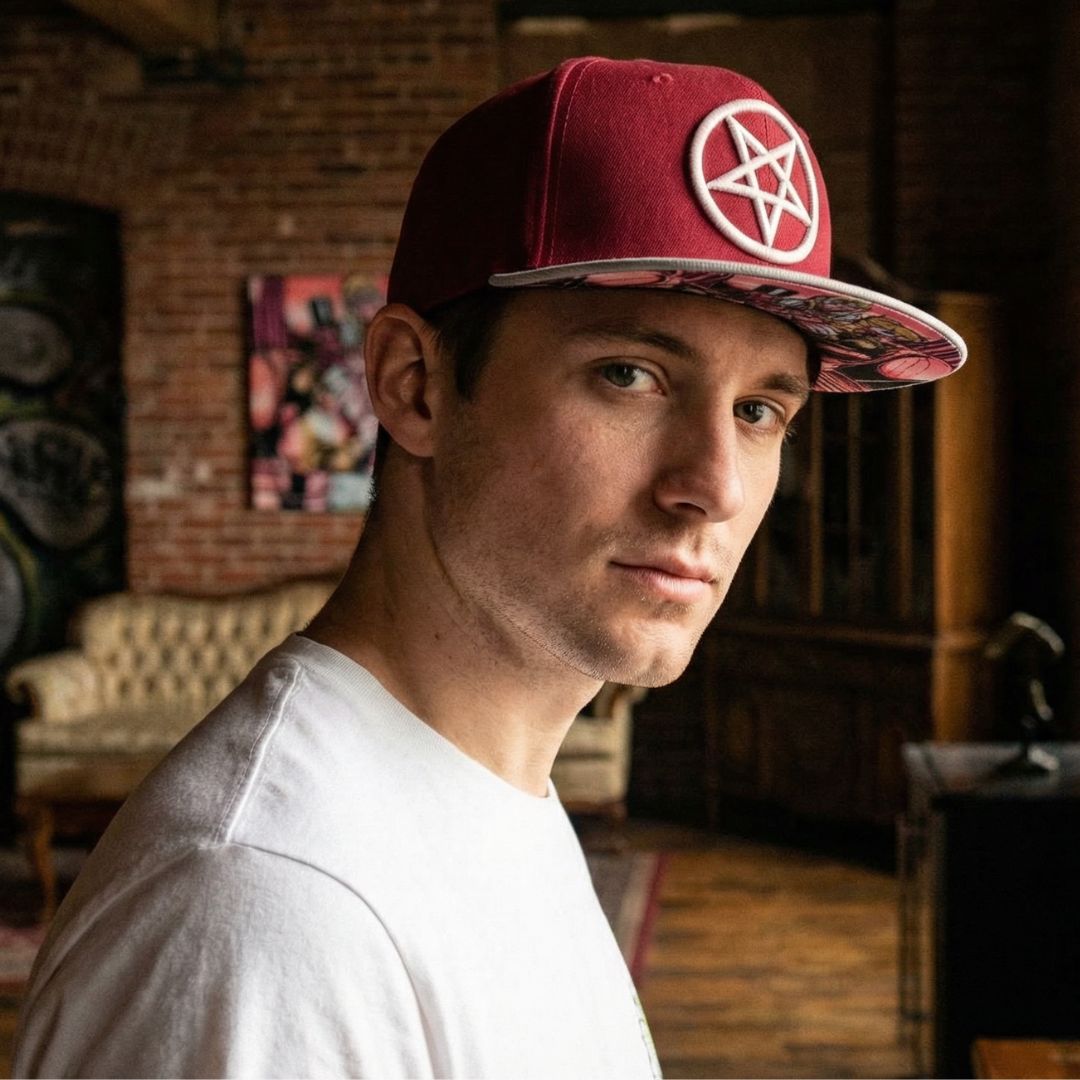 Gorra Snapback Cursed Dolls - Roja / Beige claro