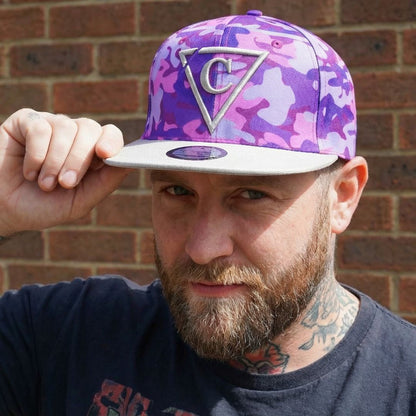 Snapback w fioletowym kamuflażu