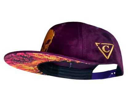 Gorra Demon Snapback de gamuza morada e hilo dorado