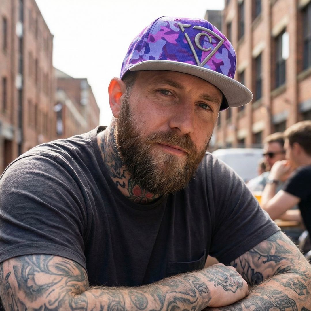 Snapback w fioletowym kamuflażu