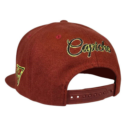 They're Coming Snapback - filcowa czapka w kolorze rdzawoczerwonym