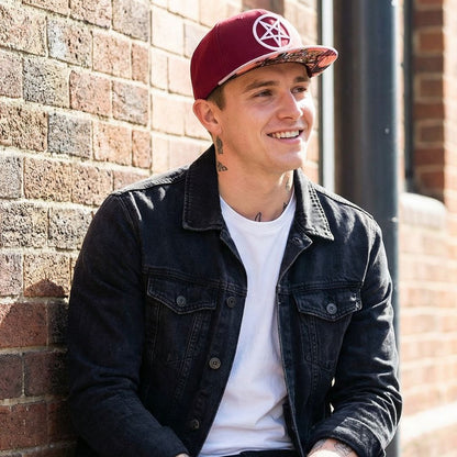 Gorra Snapback Cursed Dolls - Roja / Beige claro