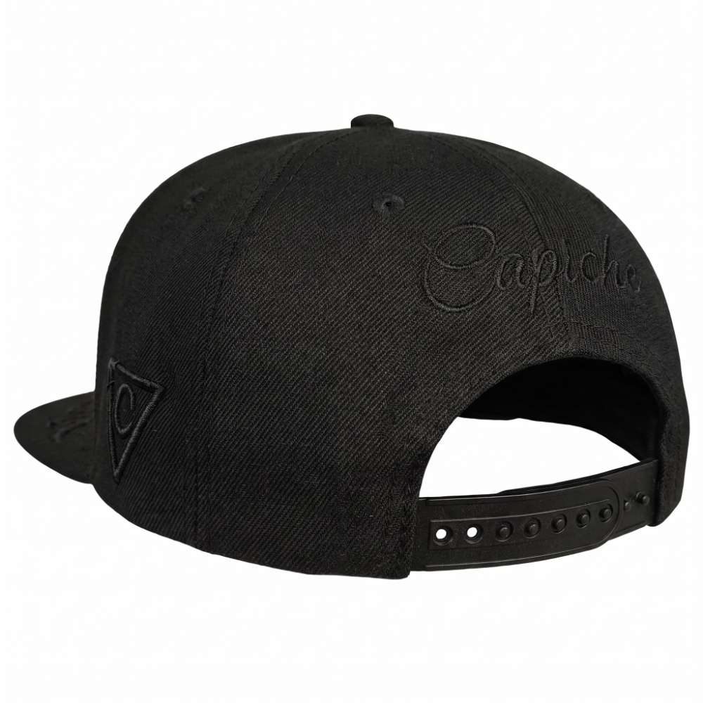 Gorra snapback con tatuaje - Negra