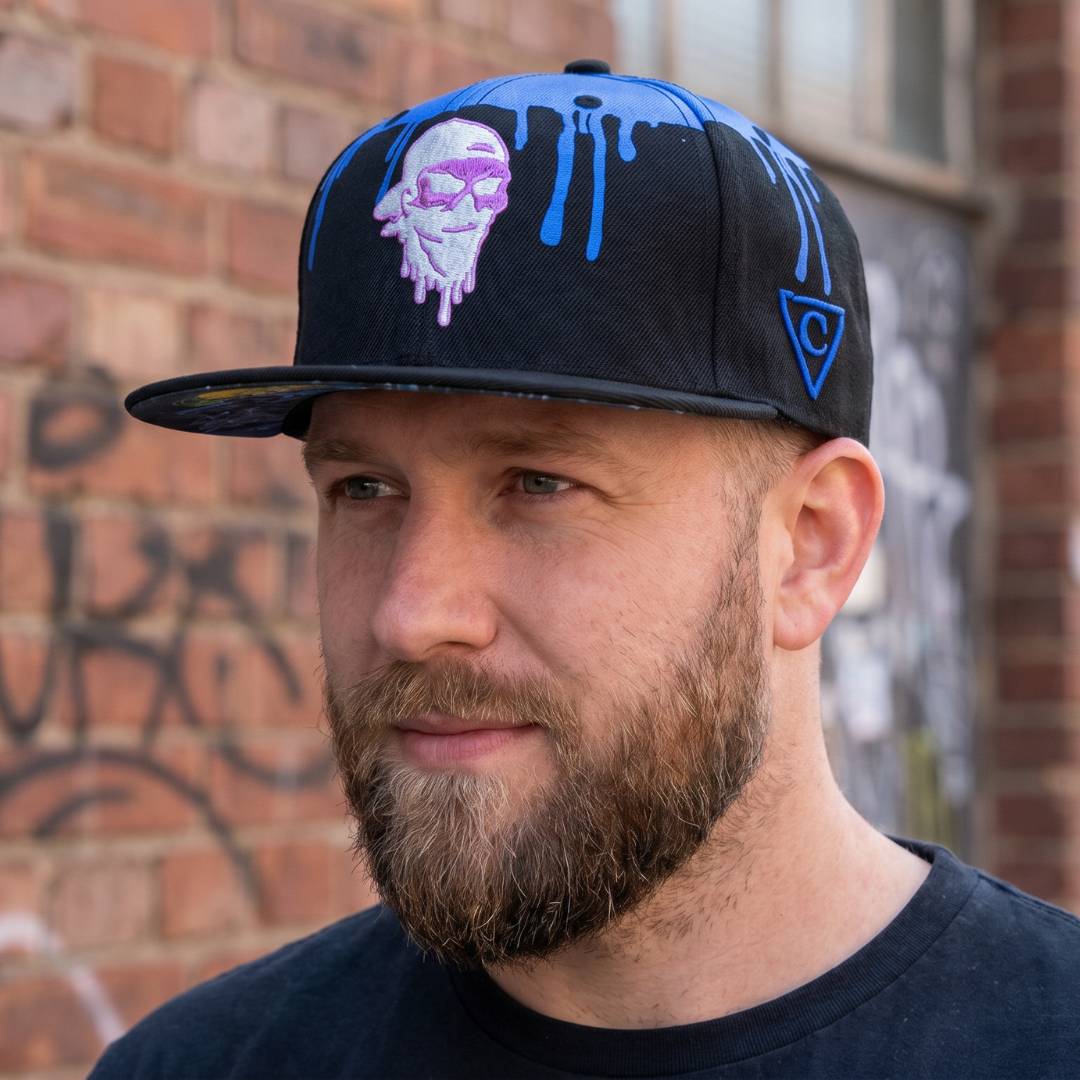Czapka snapback z nadrukiem – czarna/niebieska z motywem graffiti