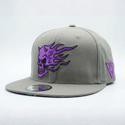 Paarse schedel snapback - Grijs