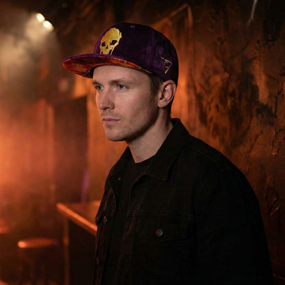 Snapback Demon - fioletowy zamsz i złota nić