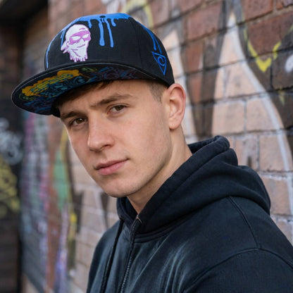 Czapka snapback z nadrukiem – czarna/niebieska z motywem graffiti