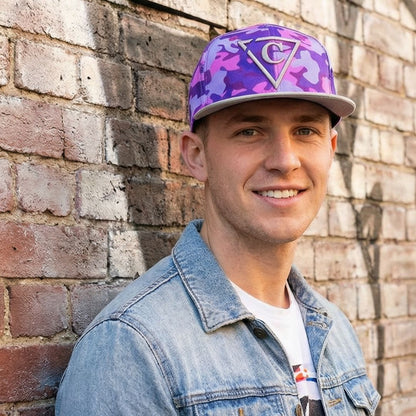 Snapback w fioletowym kamuflażu