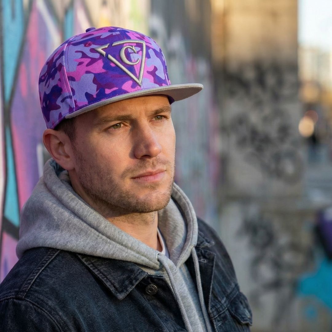 Snapback w fioletowym kamuflażu