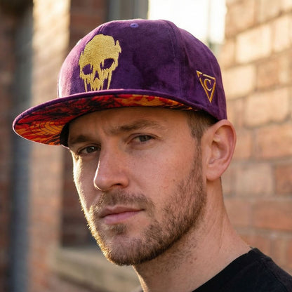 Snapback Demon - fioletowy zamsz i złota nić