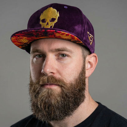 Snapback Demon - fioletowy zamsz i złota nić