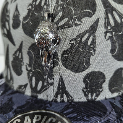 ÉDITION LIMITÉE : casquette Snapback Awakened Raven - Gris/Noir avec breloque en forme de crâne de corbeau