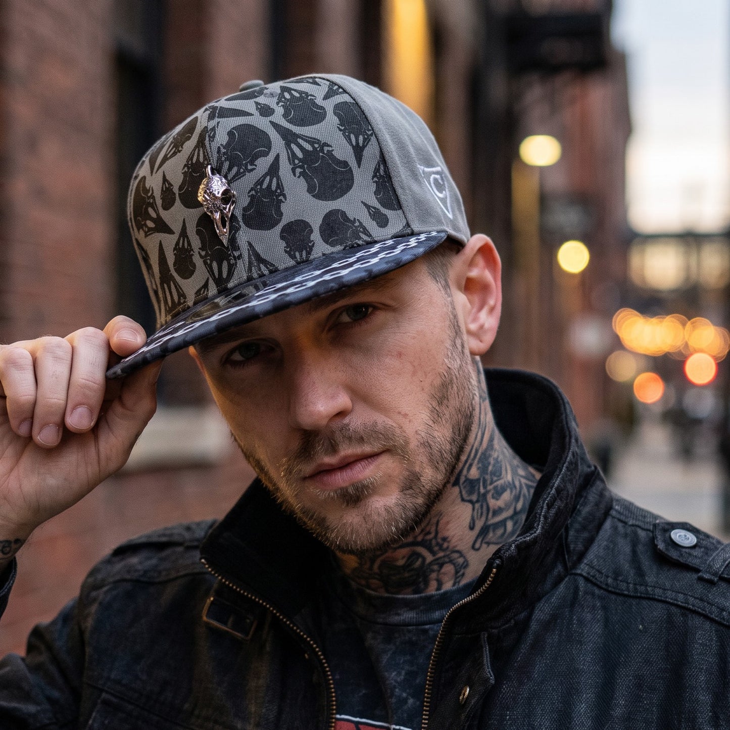 ÉDITION LIMITÉE : casquette Snapback Awakened Raven - Gris/Noir avec breloque en forme de crâne de corbeau