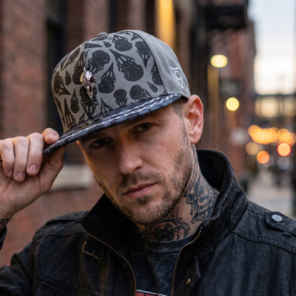 ÉDITION LIMITÉE : casquette Snapback Awakened Raven - Gris/Noir avec breloque en forme de crâne de corbeau