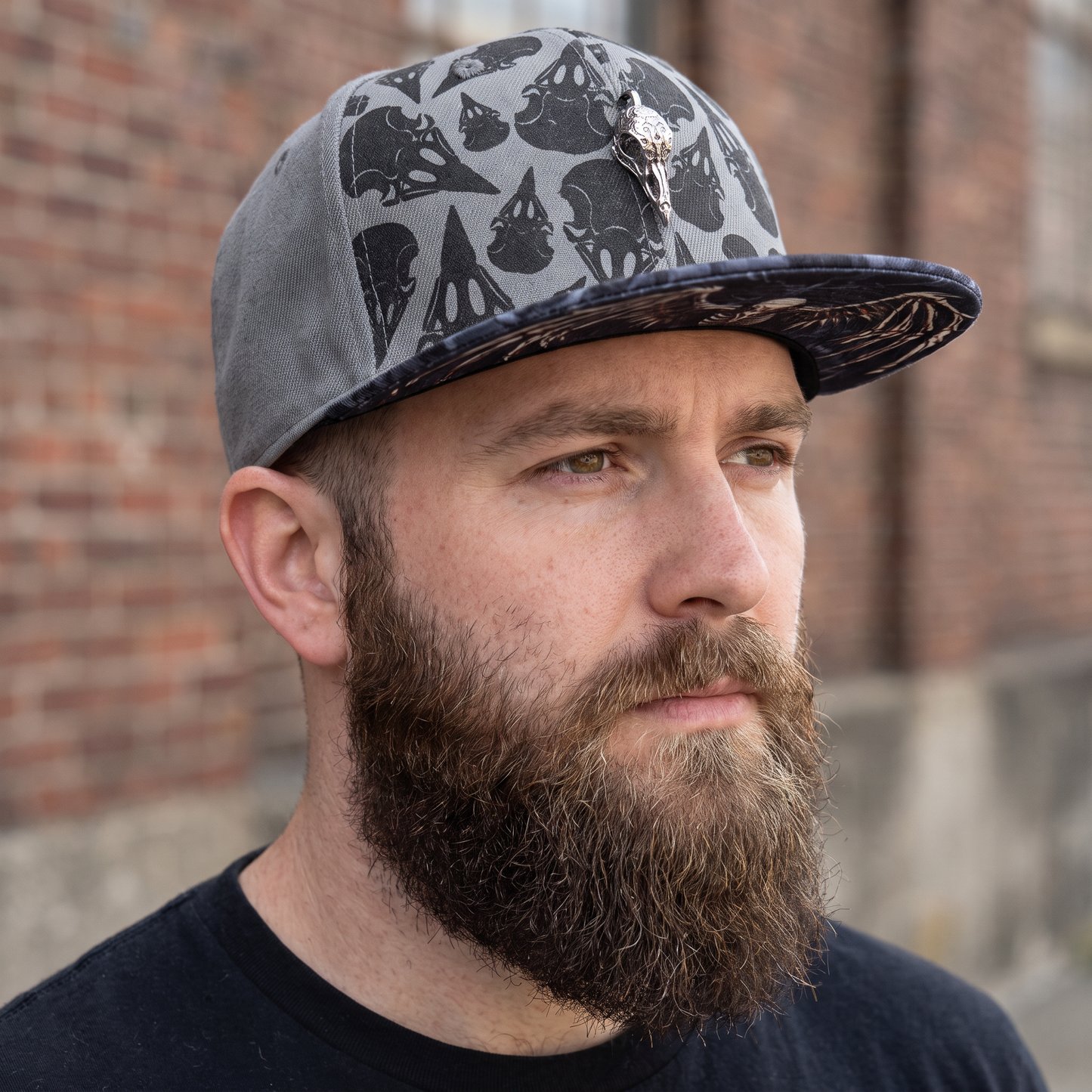 ÉDITION LIMITÉE : casquette Snapback Awakened Raven - Gris/Noir avec breloque en forme de crâne de corbeau