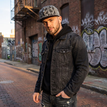ÉDITION LIMITÉE : casquette Snapback Awakened Raven - Gris/Noir avec breloque en forme de crâne de corbeau