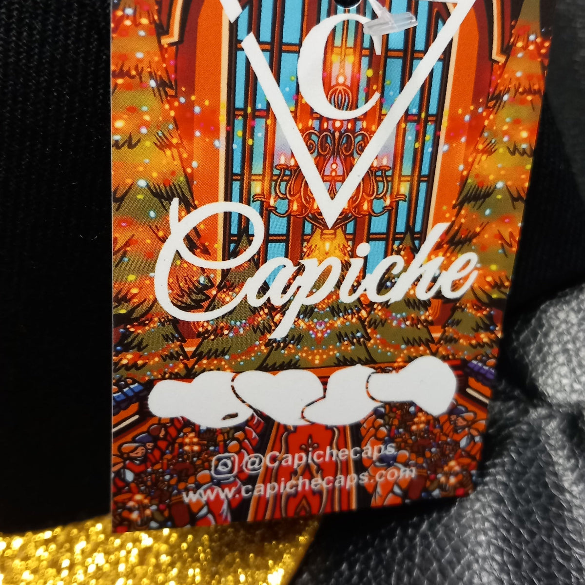 Gorra negra con visera dorada con purpurina para niños de la colección inspirada en Harry Potter de Capiche Caps