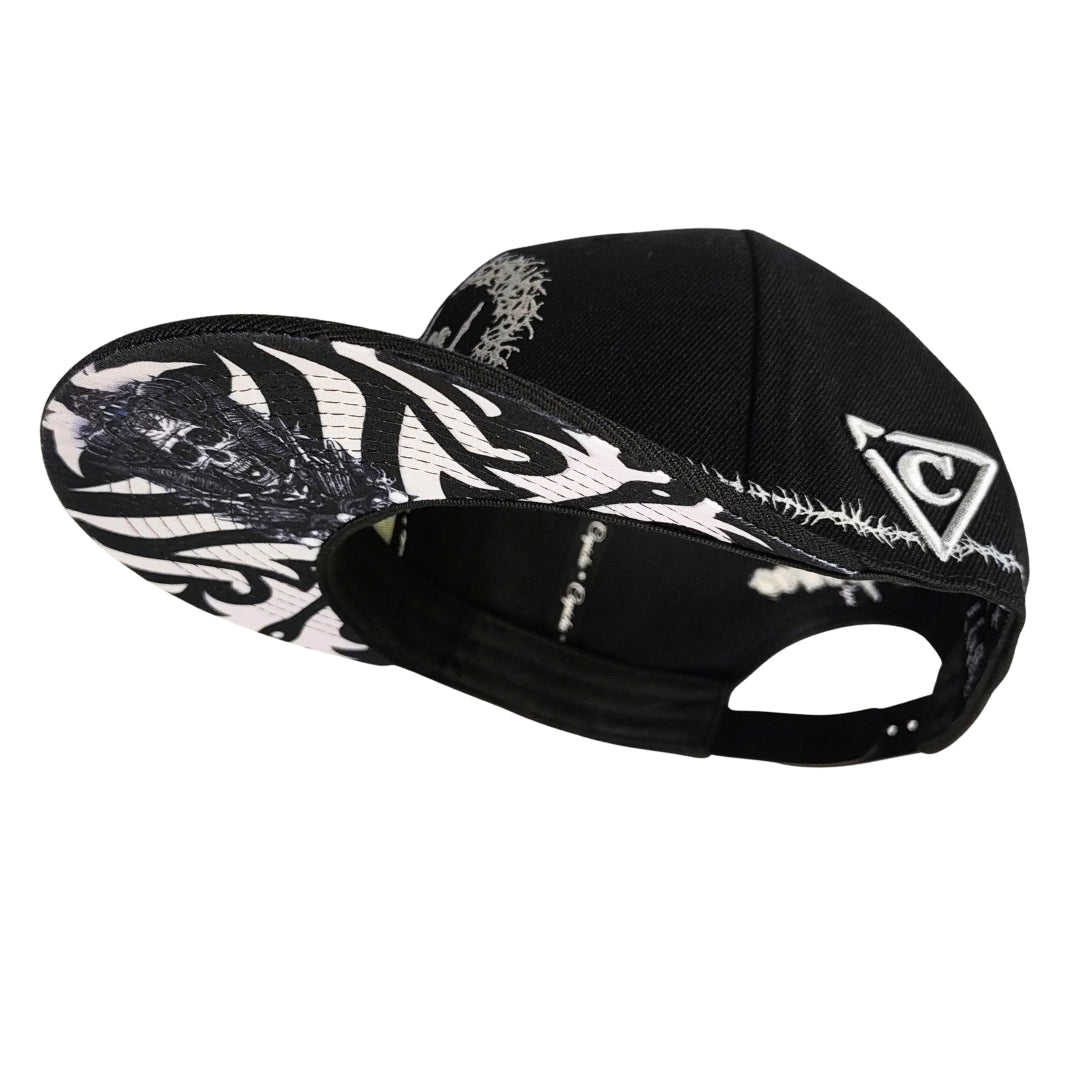 Tribal Skull Snapback – Schwarz/Stacheldraht
