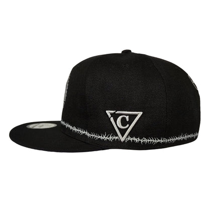 Tribal Skull Snapback – Schwarz/Stacheldraht