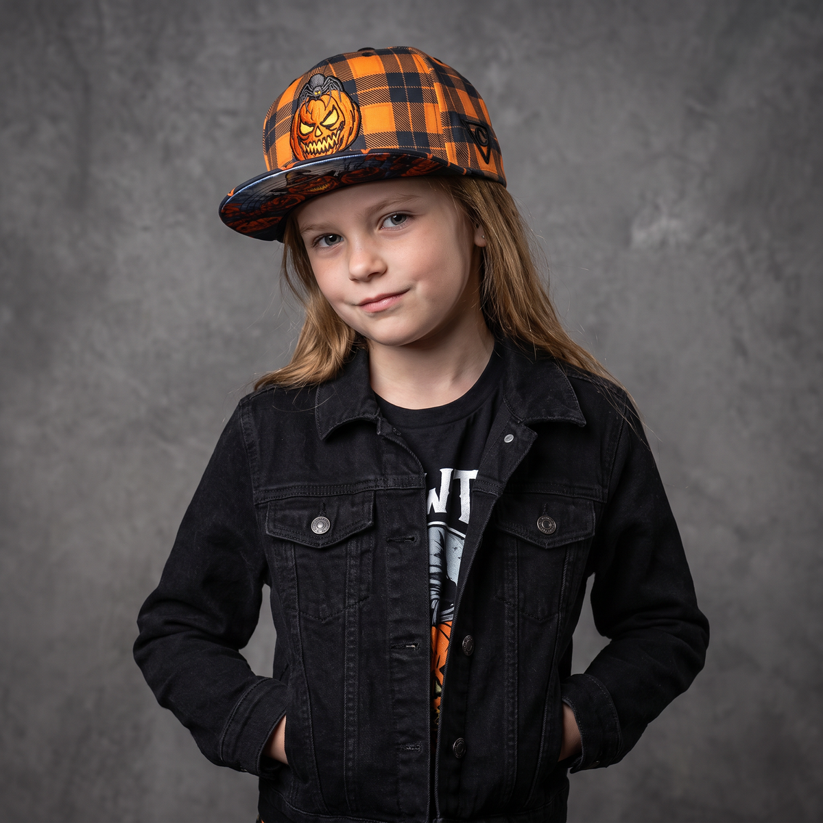Edycja limitowana na Halloween 2026 – czapka typu snapback w rozmiarze dziecięcym – pomarańczowy wzór w kratę / czarna pajęczyna