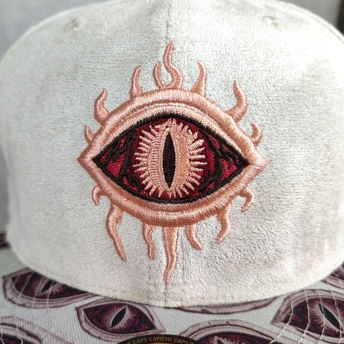 Czapka Monster Vision 2.0 Snapback – kremowo-biały zamsz z motywem oczu