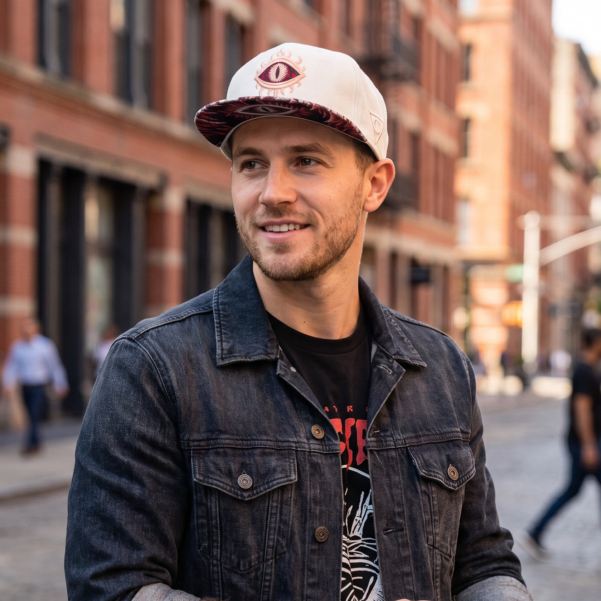 Czapka Monster Vision 2.0 Snapback – kremowo-biały zamsz z motywem oczu
