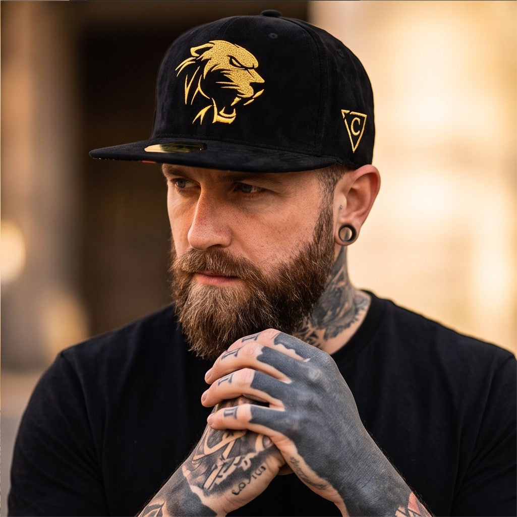 Edycja limitowana: czapka snapback Panther Fight - czarna zamszowa z złotą nicią