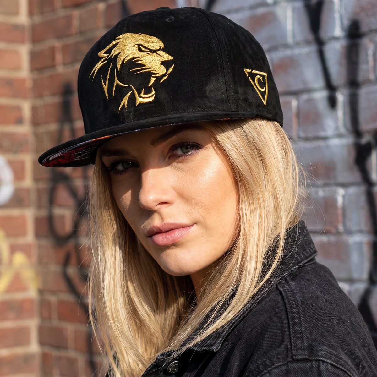 Edycja limitowana: czapka snapback Panther Fight - czarna zamszowa z złotą nicią