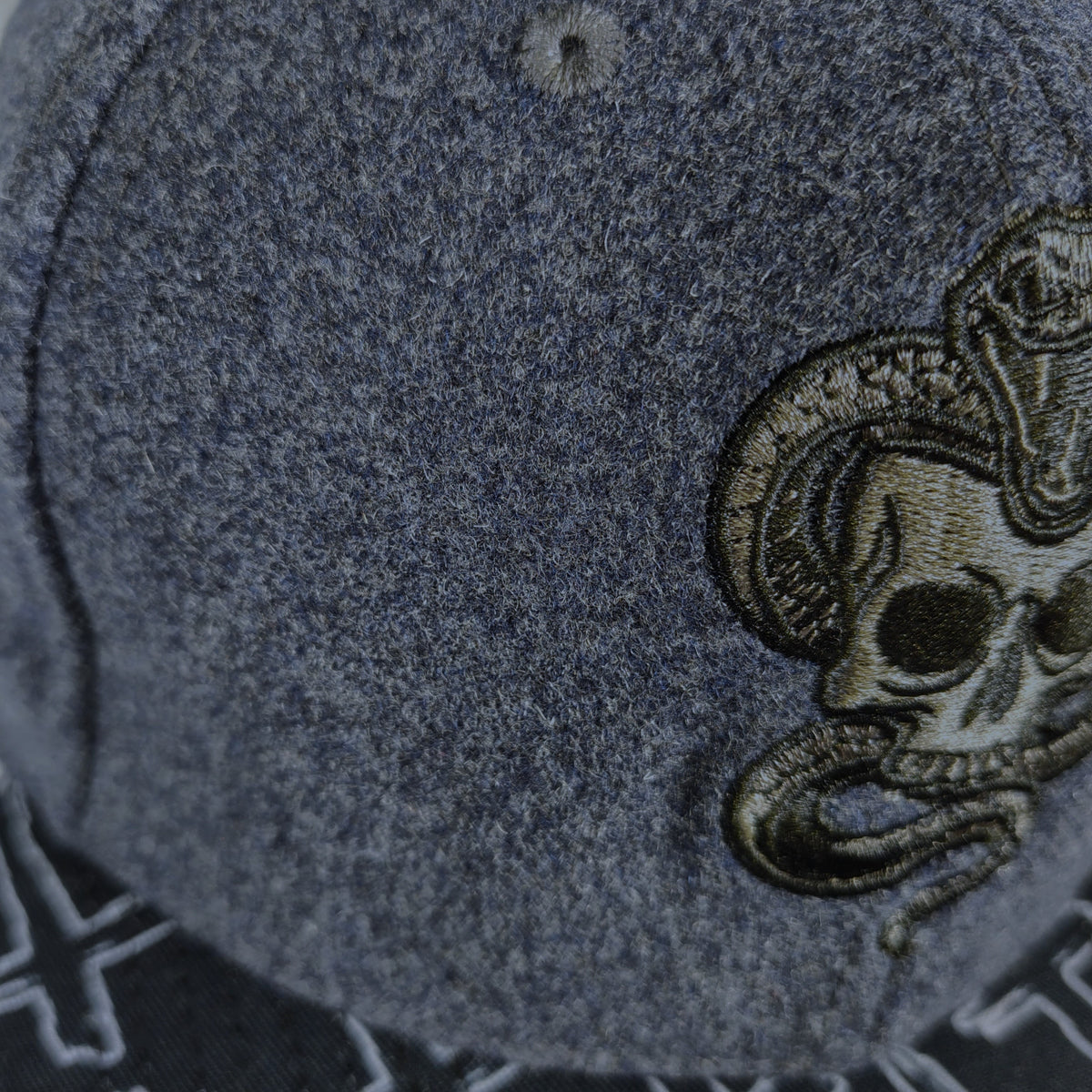 Czapka typu snapback Phantom Grave – szaro-niebieska wełna / wzór krzyżowy