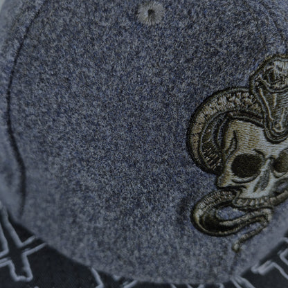 Czapka typu snapback Phantom Grave – szaro-niebieska wełna / wzór krzyżowy