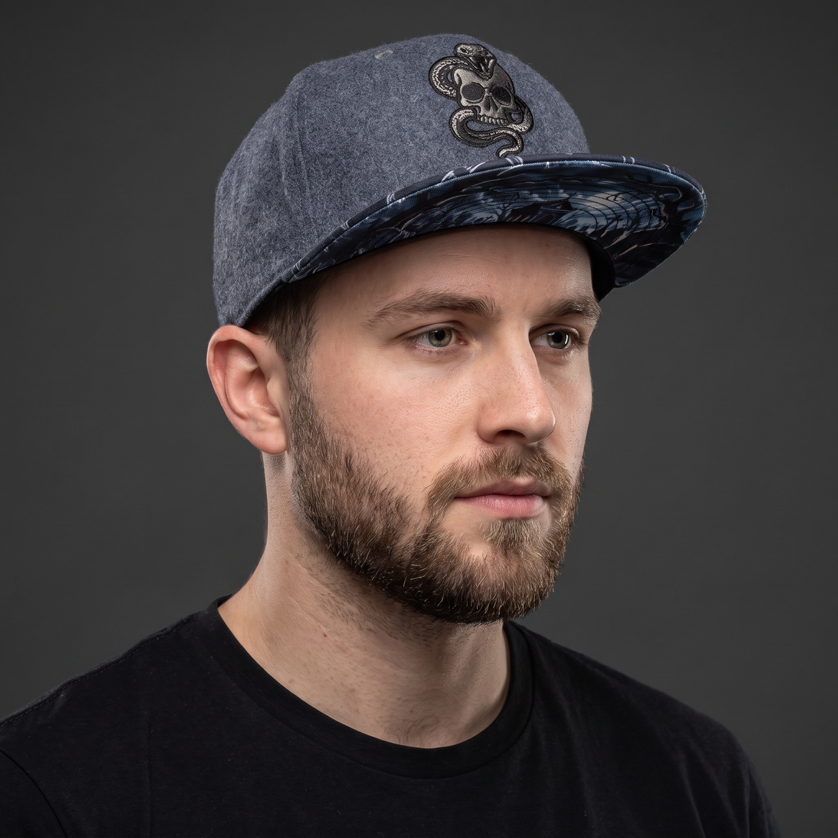 Czapka typu snapback Phantom Grave – szaro-niebieska wełna / wzór krzyżowy