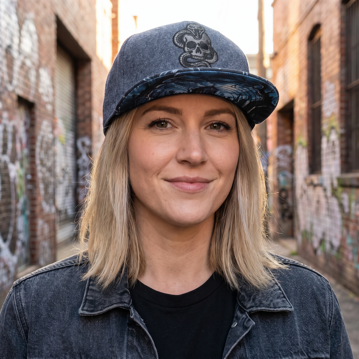 Czapka typu snapback Phantom Grave – szaro-niebieska wełna / wzór krzyżowy