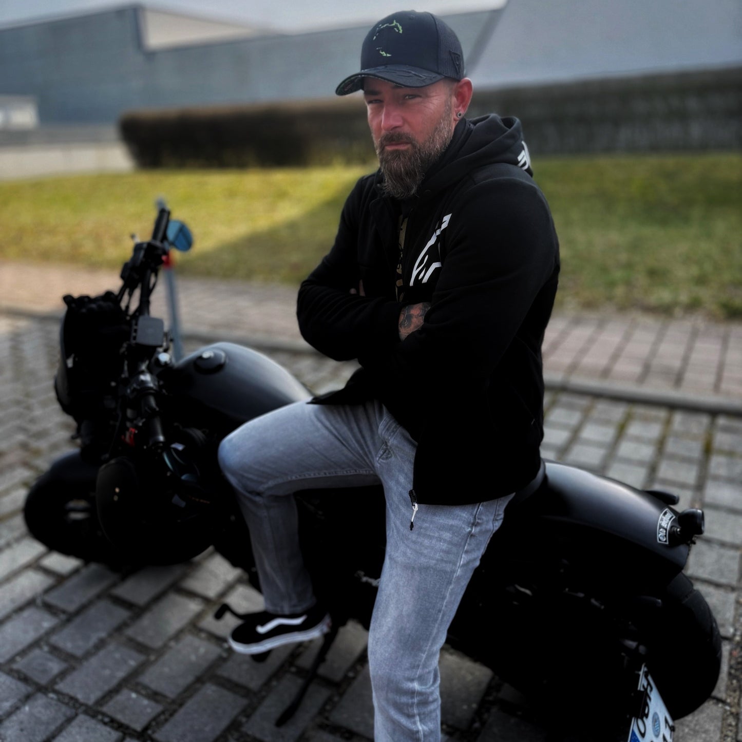 Czapka z daszkiem z tatuażem – czarna