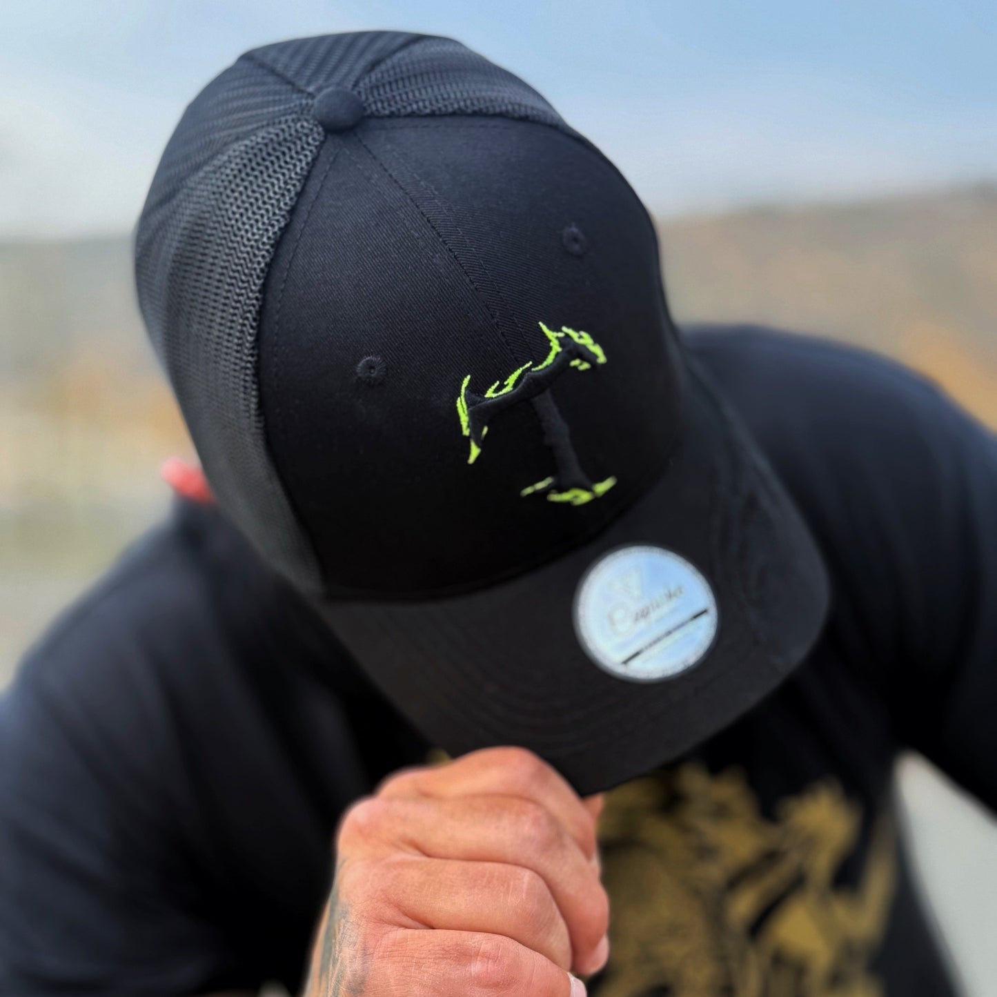 Czapka z daszkiem z tatuażem – czarna