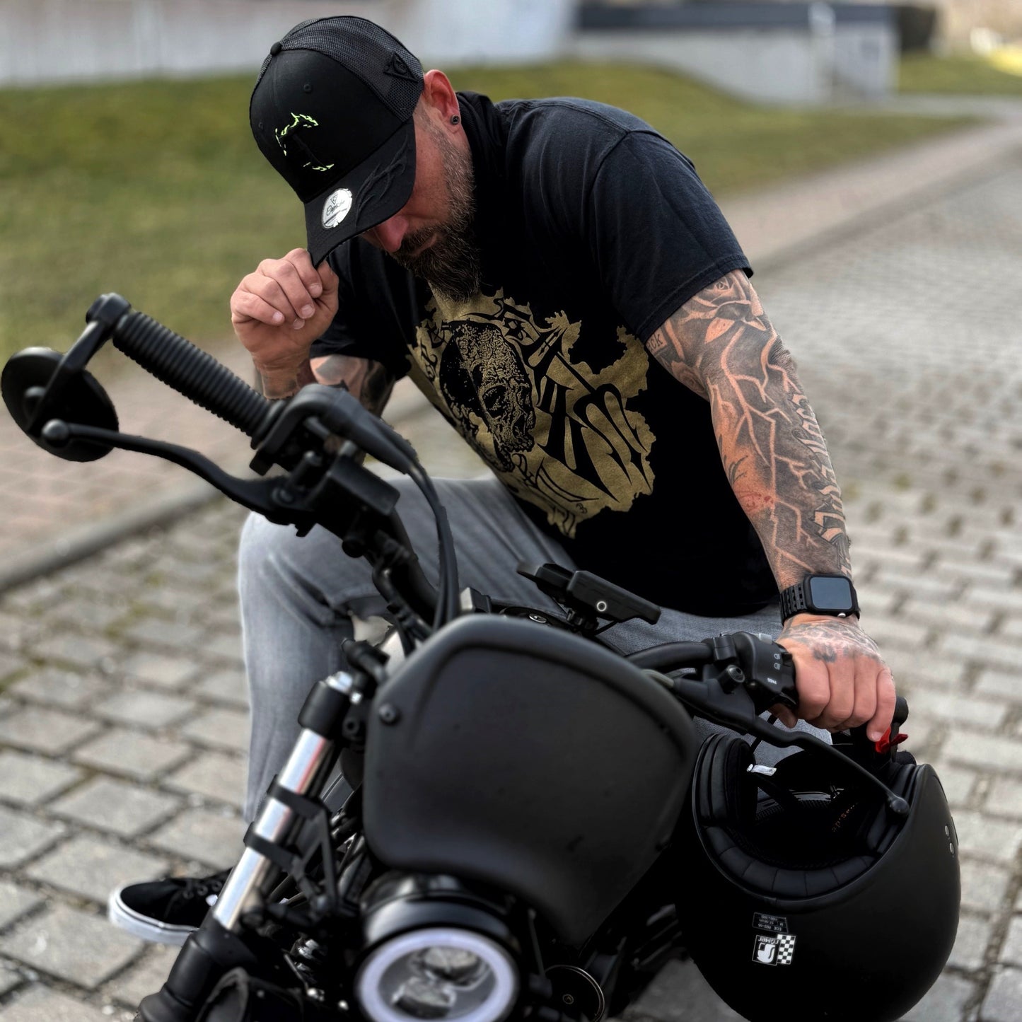 Czapka z daszkiem z tatuażem – czarna