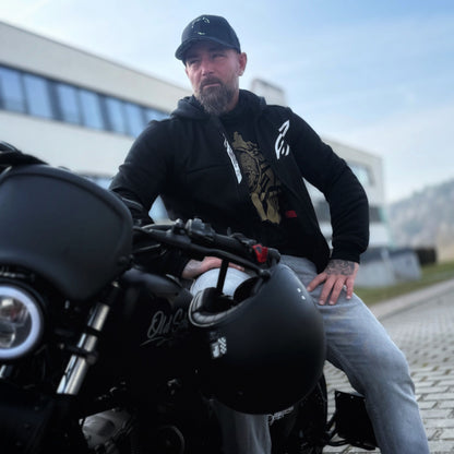 Czapka z daszkiem z tatuażem – czarna