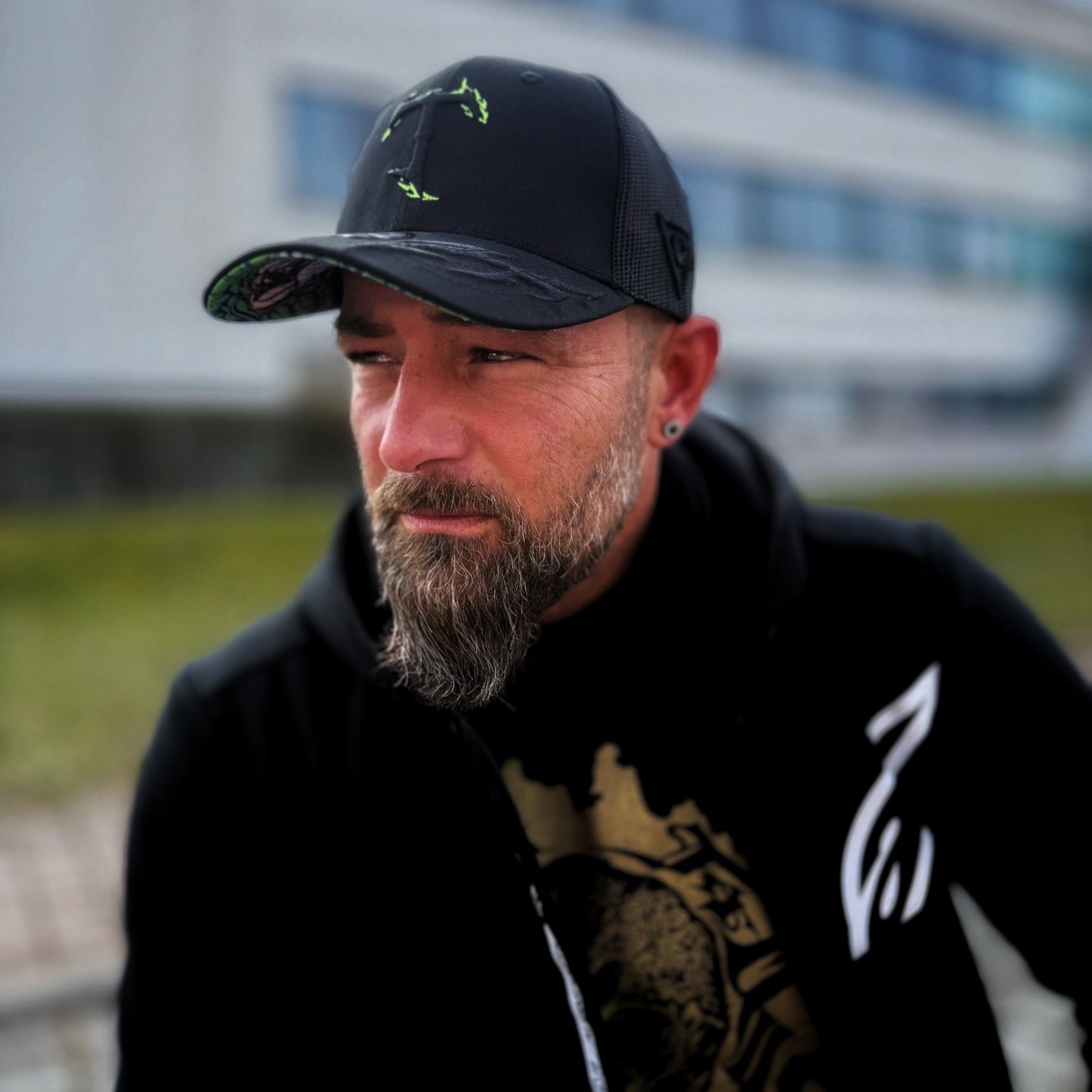 Czapka z daszkiem z tatuażem – czarna