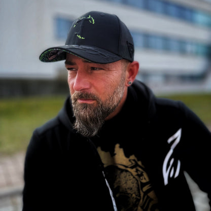 Czapka z daszkiem z tatuażem – czarna