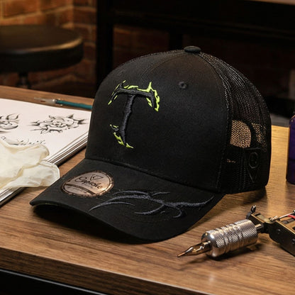 Czapka z daszkiem z tatuażem – czarna