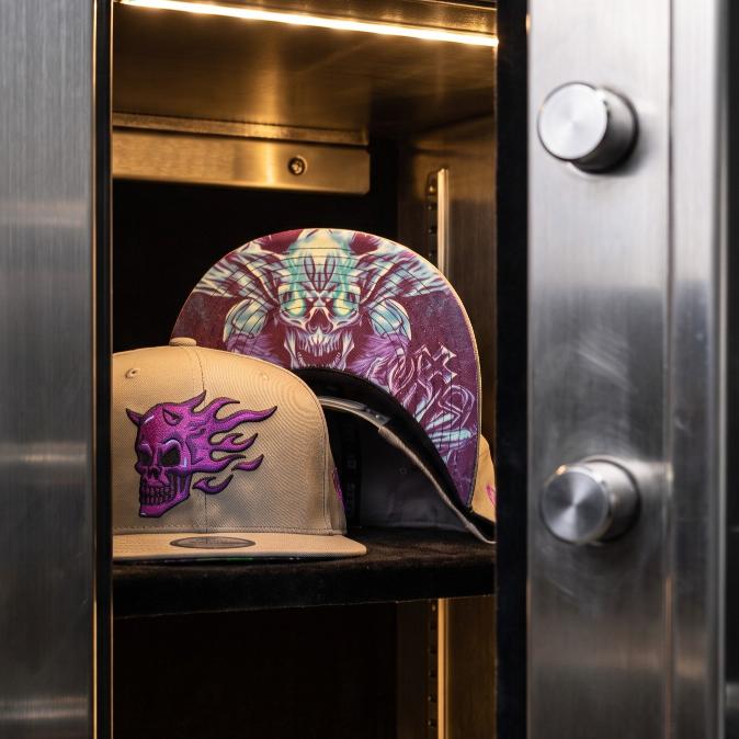Snapback w kolorze fioletowym z czaszką - szary