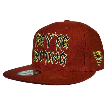They're Coming Snapback - filcowa czapka w kolorze rdzawoczerwonym