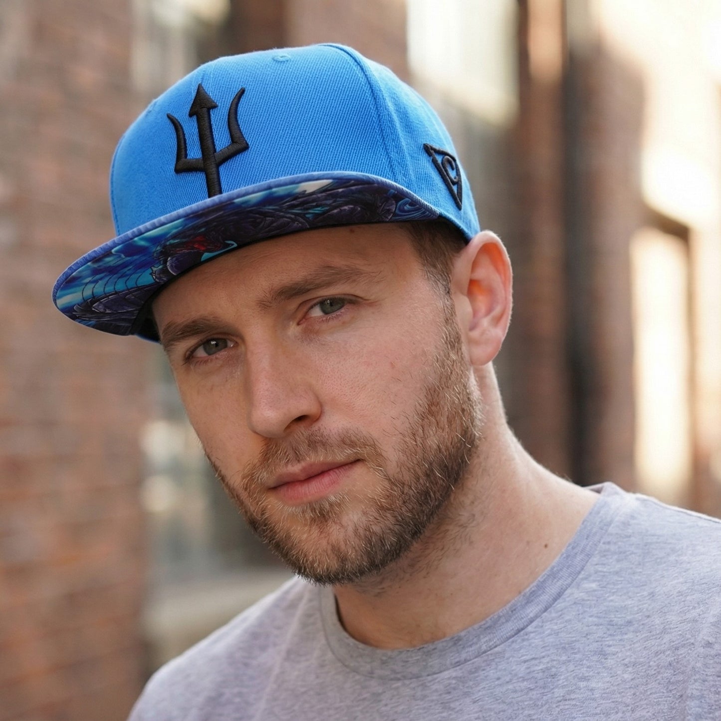 Gorra Snapback Basilisk - Azul y cuero artificial