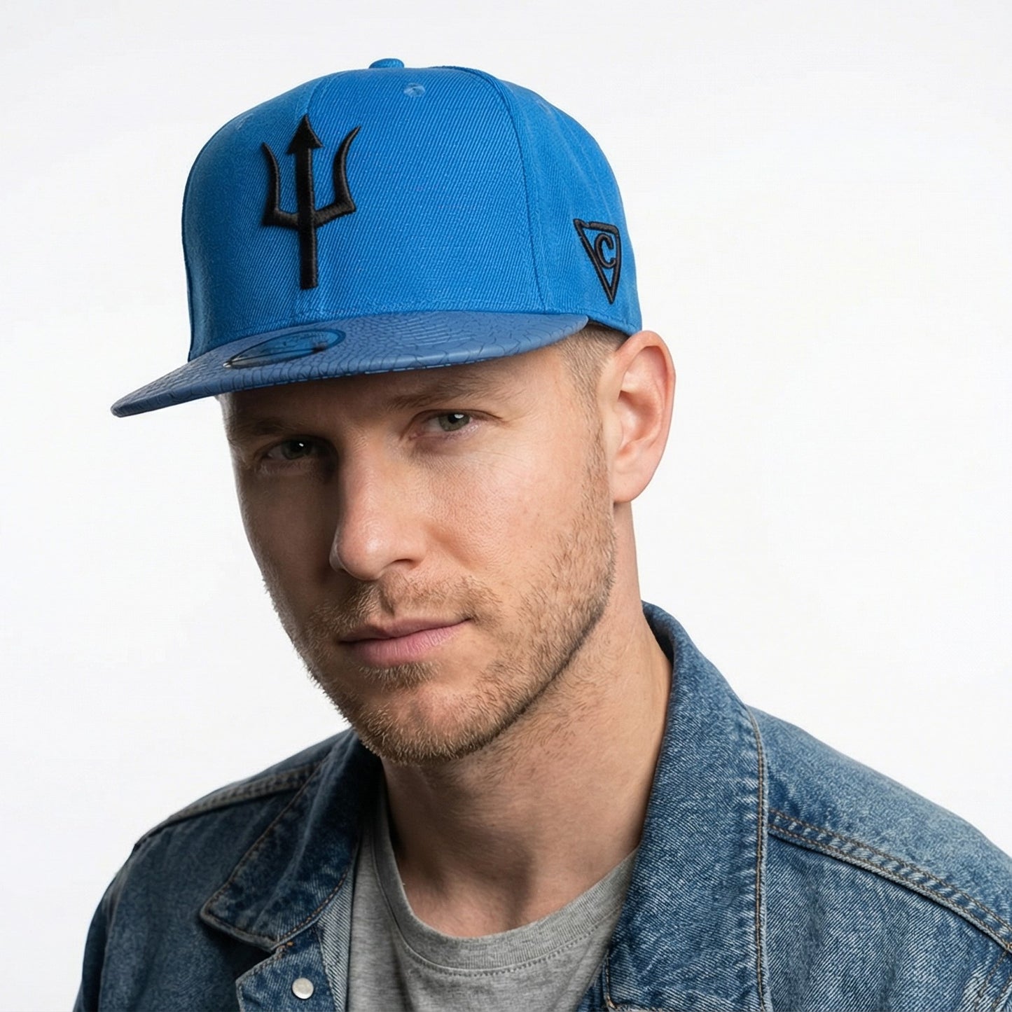 Gorra Snapback Basilisk - Azul y cuero artificial