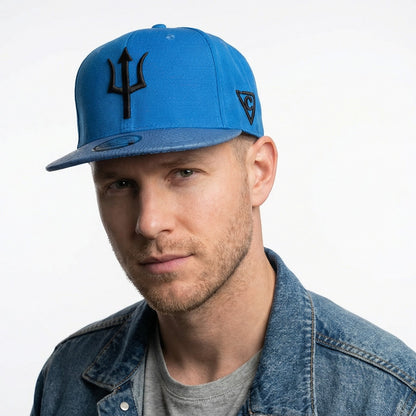 Gorra Snapback Basilisk - Azul y cuero artificial