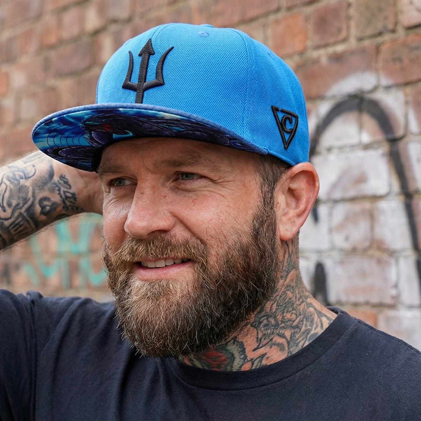 Gorra Snapback Basilisk - Azul y cuero artificial