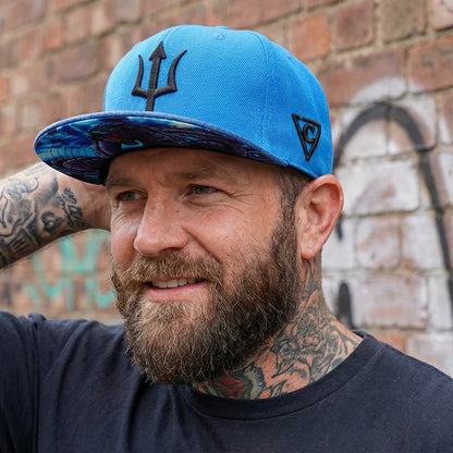 Gorra Snapback Basilisk - Azul y cuero artificial