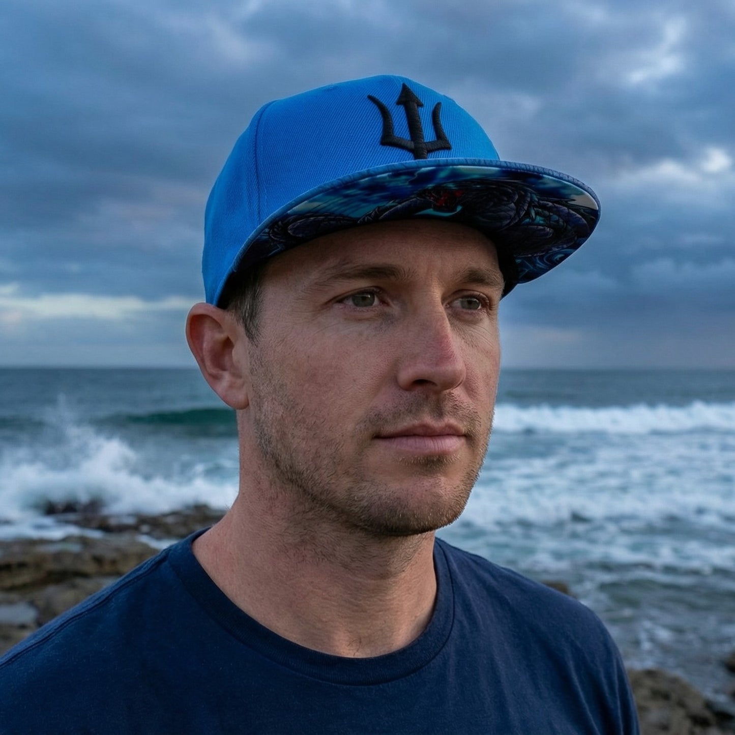 Gorra Snapback Basilisk - Azul y cuero artificial